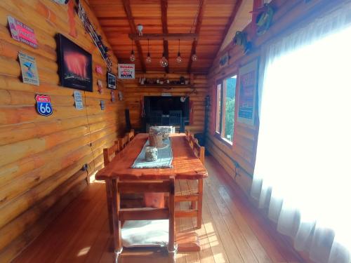 Televízia a/alebo spoločenská miestnosť v ubytovaní Encantadora cabaña vista al lago