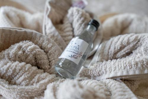 a bottle of water sitting on top of a towel at Duma Apartmani 2 Vrnjačka Banja in Vrnjačka Banja
