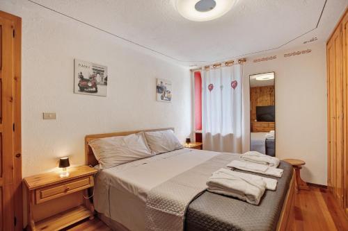 a bedroom with a bed with towels on it at Ma Petite Maison in Aosta