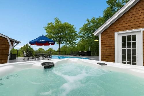 Kolam renang di atau dekat dengan Luxury Poolside Suite with Views + Private Hot Tub