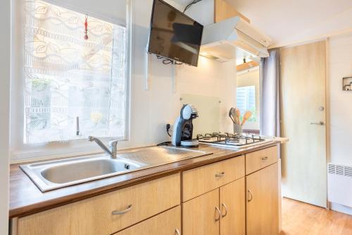 Nhà bếp/bếp nhỏ tại Mobilhome 4 personnes Ile d'Oleron