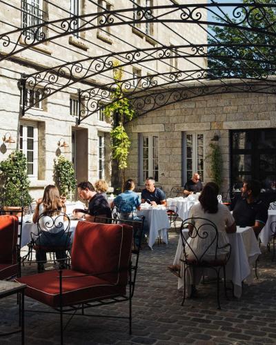 eine Gruppe von Menschen, die an Tischen in einem Restaurant sitzen in der Unterkunft Domaine Le Mouflon D'Or in Zonza