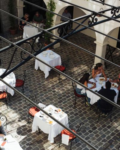 eine Gruppe von Menschen, die an Tischen in einem Restaurant sitzen in der Unterkunft Domaine Le Mouflon D'Or in Zonza