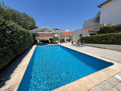 une piscine dans l'arrière-cour d'une maison dans l'établissement Maison de villa avec piscine privée à deux pas de centre de Montpellier, à Montpellier