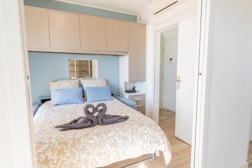 Un dormitorio con una cama con dos cisnes encima. en Classbnb - Well-located apartment near Monte Carlo, en Beausoleil