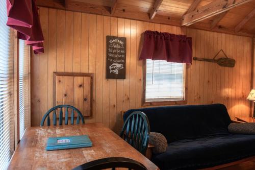 Ruang duduk di Lakeview Cedar Cabin - Striper King - 5