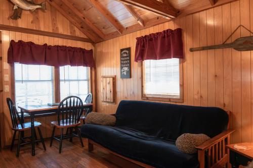 Ruang duduk di Lakeview Cedar Cabin - Striper King - 5