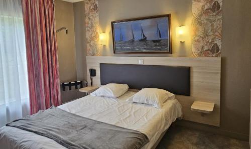 une chambre avec un grand lit avec deux oreillers dans l'établissement Motel 25, à Socx