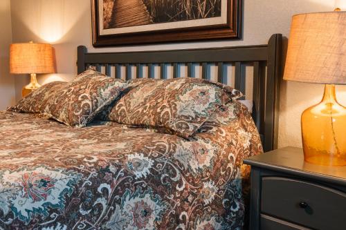a bedroom with a bed and two lamps on a nightstand at Lakefront Captains Quarters - 31 in Mead