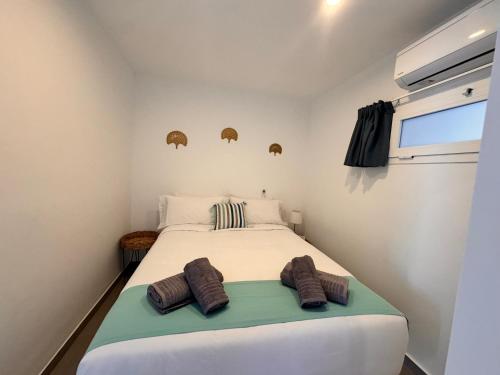 een slaapkamer met een bed met twee kussens erop bij Yumbo Rainbow Homes A in Maspalomas