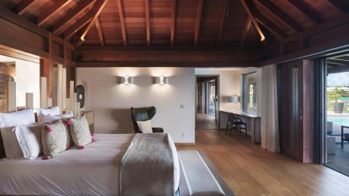 Prestigious Villa with Inspired Architectureにあるベッド