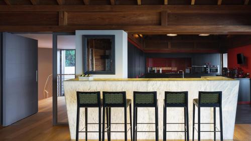 Prestigious Villa with Inspired Architectureにあるキッチンまたは簡易キッチン