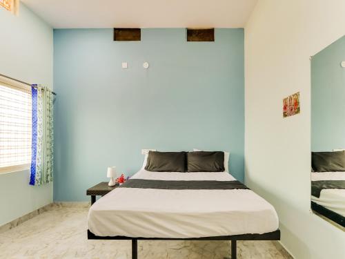 Ένα ή περισσότερα κρεβάτια σε δωμάτιο στο Hotel O SG TRINETRA RESIDENCY