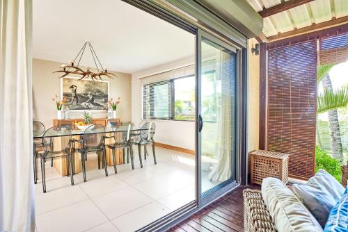 a living room with a table and chairs at SG17 Villa Sable Front de Mer in Palmar