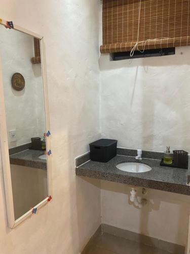 un baño con lavabo y espejo en Redondo Trancoso, en Trancoso