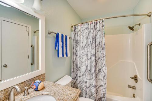 un baño con lavabo y ducha en Walk to Beach and Restaurants Outer Banks Retreat, en Kill Devil Hills