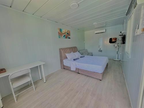 Postel nebo postele na pokoji v ubytování Tiny House Merchang, Marang Roomstay Homestay