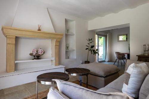 una sala de estar con un sofá y una mesa en Gîte Terrasse, en Gordes