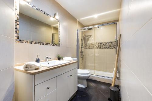 a bathroom with a toilet and a sink and a shower at Apartamento - Parque do Jamor in Cruz Quebrada