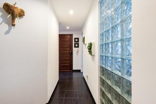 a hallway with blue glass plates on the wall at Apartamento - Parque do Jamor in Cruz Quebrada