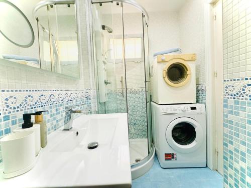 ベナルマデナにあるBenalmadena Beach & Park Studioのバスルーム(洗濯機、洗濯機付)