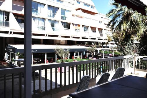 ラ・グランド・モットにあるAppartement en plein coeur du centre-ville !のバルコニー(テーブル、椅子付)