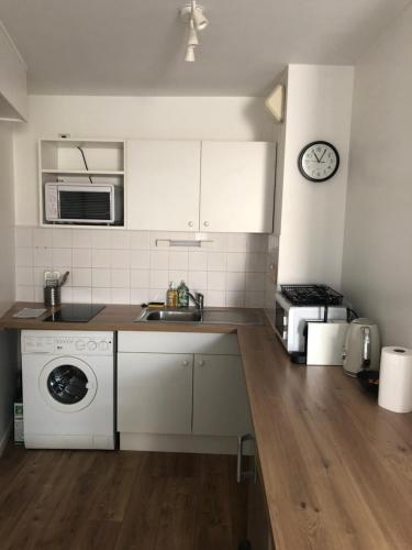 une cuisine avec un évier et un micro-ondes dans l'établissement Next to historic center and port of Vannes, à Vannes