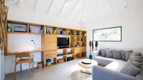 Μια τηλεόραση ή/και κέντρο ψυχαγωγίας στο Cozy 6 BR Villa in Petit Cul de Sac
