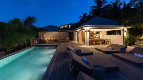 Πισίνα στο ή κοντά στο Cozy 6 BR Villa in Petit Cul de Sac
