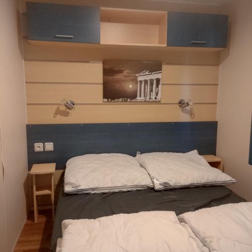 deux lits dans une chambre avec la maison blanche dans l'établissement Smart Home Athen mit Terrasse, Europapark, Rulantica 15min, à Boofzheim