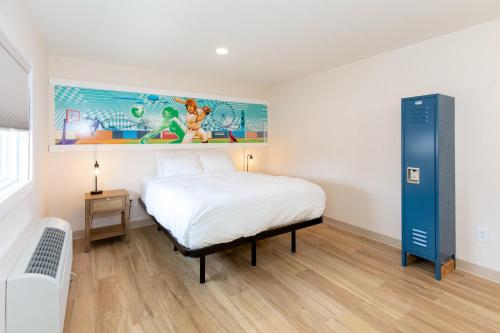 a bedroom with a bed and a painting on the wall at HomeField Inn in Sandusky