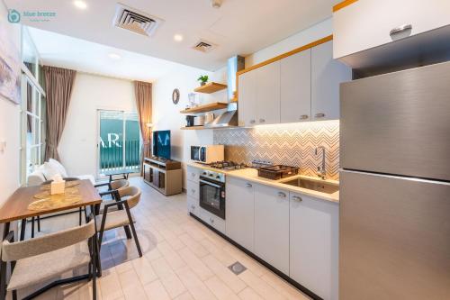 Blue Breeze - Modern 1BR, Dubai Hills,