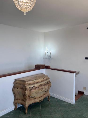 a room with a table and a bench with a table at Villa vista mare in Varazze