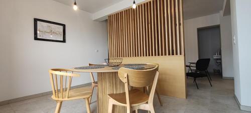 a dining room with a wooden table and chairs at La maison des vignerons - Le Praelatenberg in Orschwiller