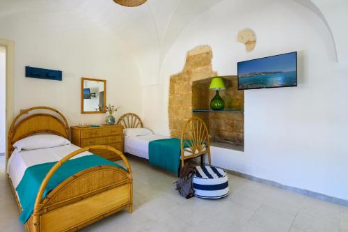 Μια τηλεόραση ή/και κέντρο ψυχαγωγίας στο Punta Correnti Seaview Apartments, Castro Marina