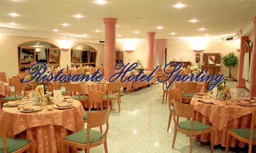 Afbeelding uit fotogalerij van Hotel Boomerang - Check-in & Meals in front at hotel Sporting in Tabiano