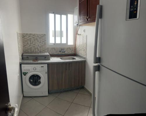 Hajreienにあるnice appartement near to sea and forest in Tangierのキッチン(洗濯機、シンク付)