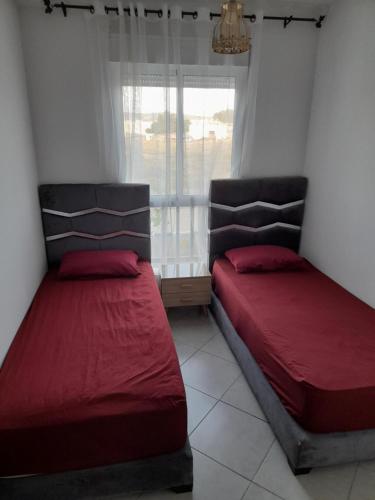 Hajreienにあるnice appartement near to sea and forest in Tangierの窓付きの客室で、ベッド2台が備わります。