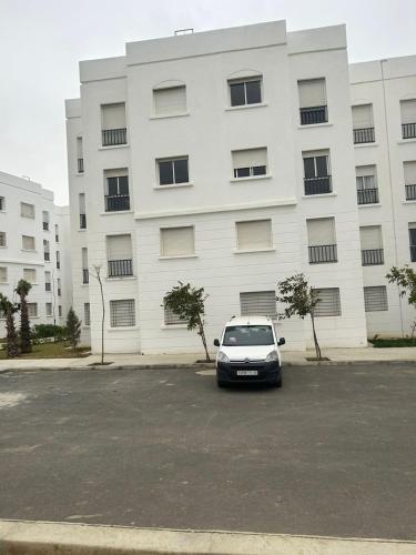 Hajreienにあるnice appartement near to sea and forest in Tangierの建物の前の駐車場に駐車された車