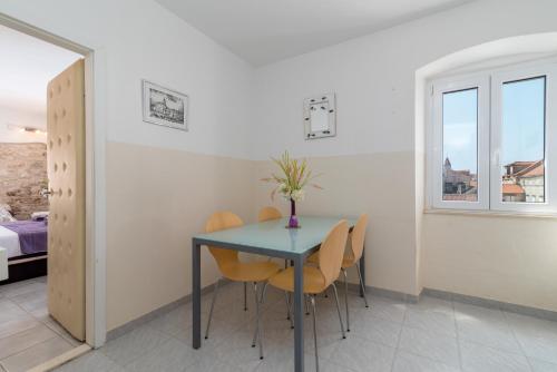 Postel nebo postele na pokoji v ubytování Trogir Square View-Heritage Apartments