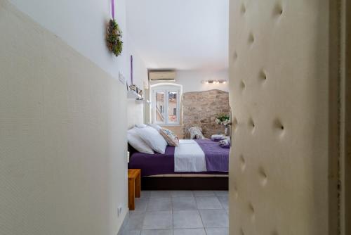 Postel nebo postele na pokoji v ubytování Trogir Square View-Heritage Apartments