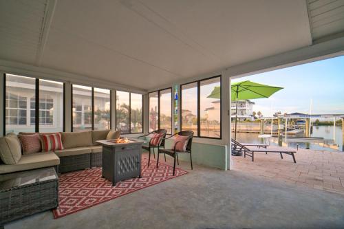 een woonkamer met een bank, een tafel en stoelen bij Sunsets and Dolphins in Hernando Beach