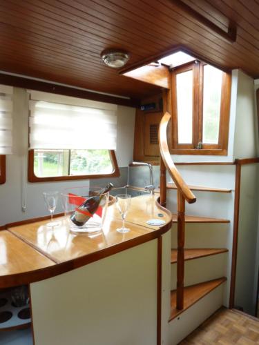 - une cuisine avec un comptoir avec des verres à vin dans l'établissement Bateau PAPAYE, à Sète