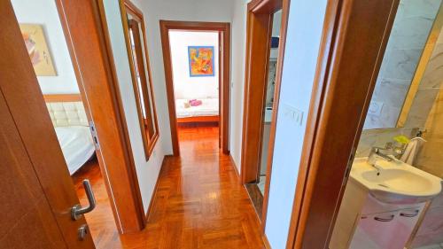 ニーヴィツェにあるApartment mit Meerblick Njiviceの洗面台と鏡のある小さなバスルーム