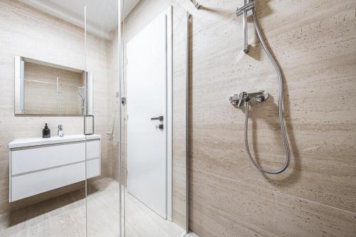 Zagreb 183 - 3 Bedrooms - Parking - Balcony - New - Apartment - Flexible Keybox Entry - Modern - Monthly Rent - WiFi