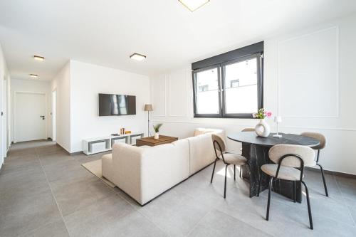 Zagreb 183 - 3 Bedrooms - Parking - Balcony - New - Apartment - Flexible Keybox Entry - Modern - Monthly Rent - WiFi