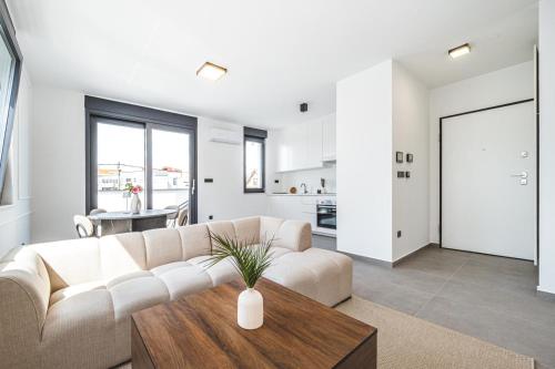 Zagreb 183 - 3 Bedrooms - Parking - Balcony - New - Apartment - Flexible Keybox Entry - Modern - Monthly Rent - WiFi