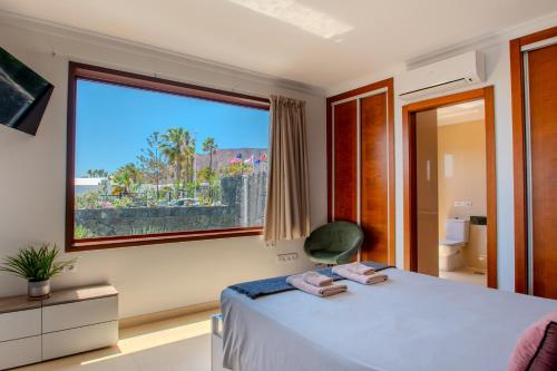 Villa Cavendish with sea views and heatable pool close to Flamingo Beach