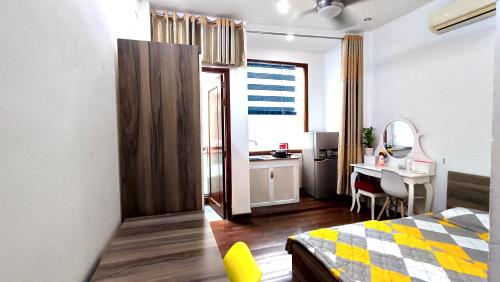 a bedroom with a bed and a desk and a mirror at Studio luxury District 10 - A paradise of food, shopping and beauty take care services in Ho Chi Minh City
