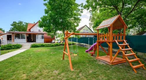 un parco giochi con scivolo e altalena di Dorka Vendégház a Gyomaendrőd